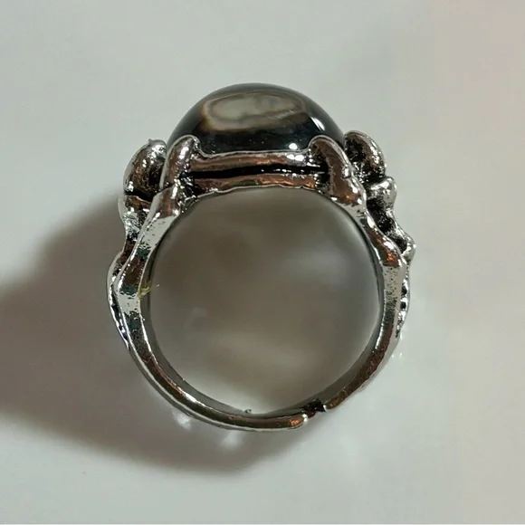 Silvertone Fashion Goth Dragon’s Eye Ring Mounted in Skeletal Hands Adj. 9 1\2+ - Picture 3 of 5